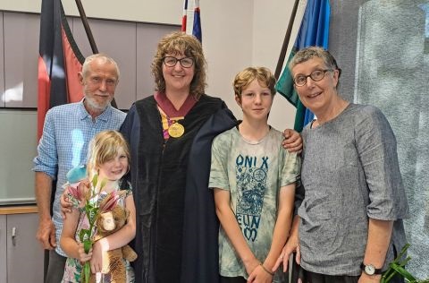 Mayor Annear standing beside two children and parents.