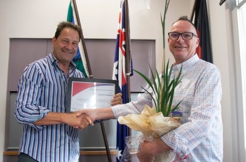 Mayor Matthew Driscoll shaking hands with Castlemaine Community House's Martyn Shaddick